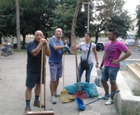 Martano: volontari puliscono la villa comunale