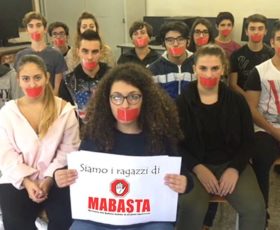 Bullismo: gli studenti incontrano i ragazzi di Mabasta