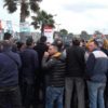Gli operai della ALCAR Lecce protestano davanti ai cancelli dell