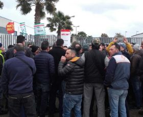 Gli operai della ALCAR Lecce protestano davanti ai cancelli dell’azienda
