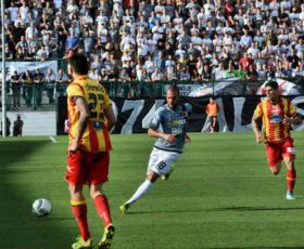 Pareggite acuta e sterilità in zona gol. Il Lecce ci prova, ma i rigori sono fatali