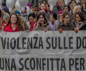 Lecce scende in piazza contro la violenza sulle donne: “BASTA”