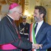 Il sindaco Salvemini consegna le chiavi della città di Lecce al Monsignor D