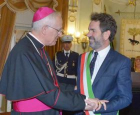 Il sindaco Salvemini consegna le chiavi della città di Lecce al Monsignor D’Ambrosio