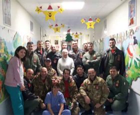 I piloti fanno una sorpresa ai piccoli pazienti dei reparti di oncologia degli ospedali di Lecce e Tricase