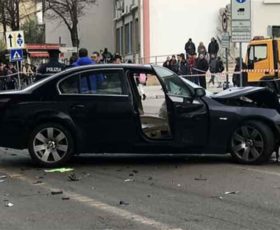 Contromano in Bmw travolge padre e figlio a bordo di uno scooter. Morto 60enne, 17enne in rianimazione