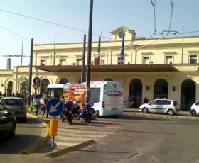Lecce, aggressione in stazione per un cartoccio di vino. Congedo: “Più concretezza su politiche immigratorie”